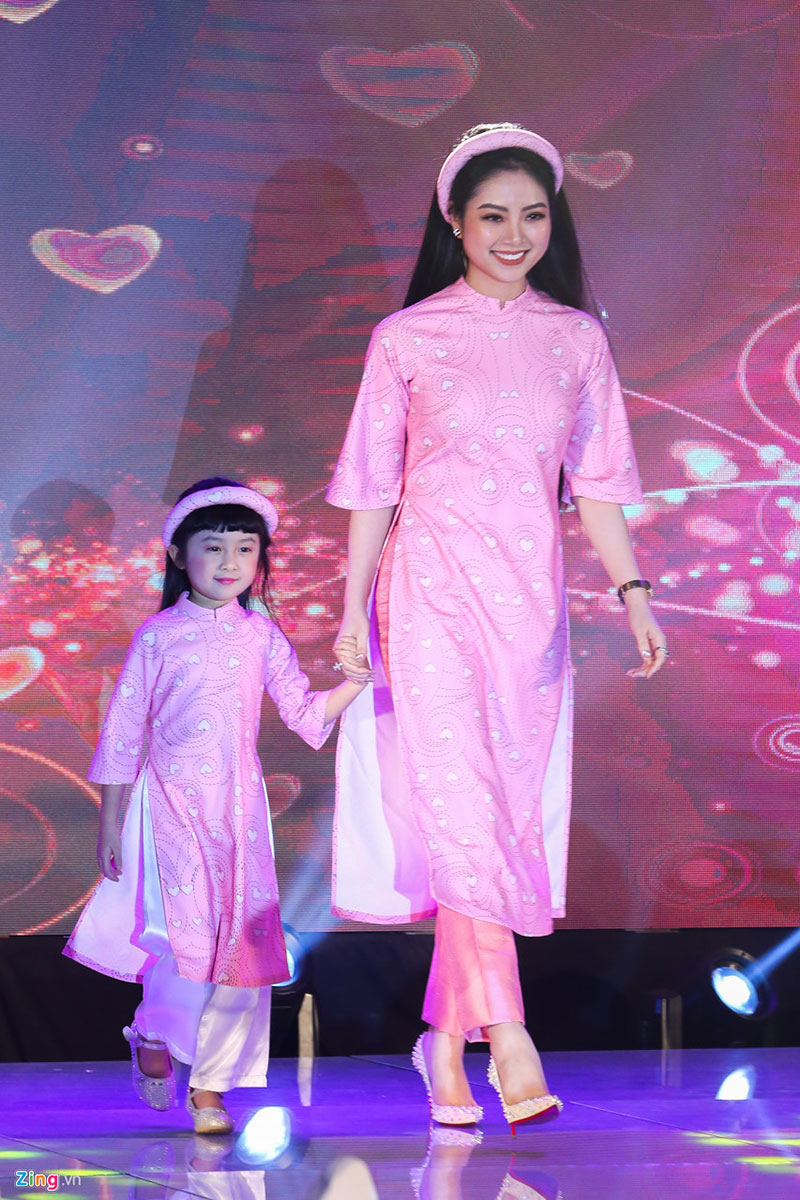 Dàn hoa hậu, á hậu Việt trình diễn áo dài gây quỹ từ thiện